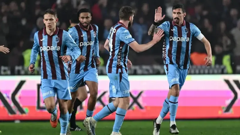 Trendyol Süper Ligi'nin 16. haftasında Trabzonspor ile Beşiktaş karşılaştı. Trabzonsporlu futbolcular gol sevinci yaşadı.