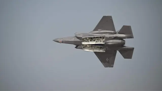 Un Lockheed Martin F-35 Lightning II effectue un vol de démonstration à l'aéroport international Al-Maktoum lors du salon aéronautique de Dubaï 2025, le 17 novembre 2025.
