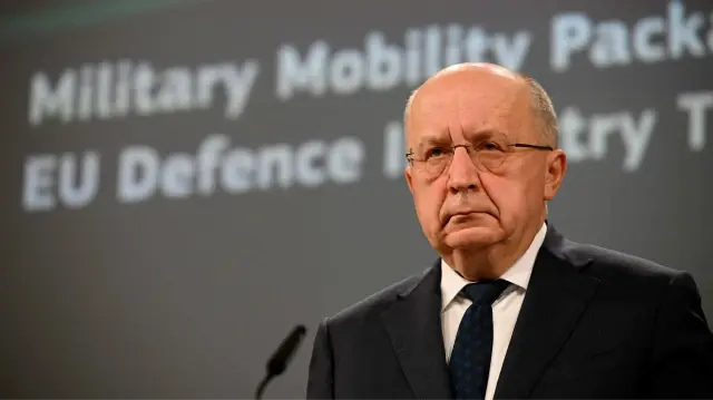 Le commissaire européen chargé de la défense et de l'espace, Andrius Kubilius, observe pendant une conférence de presse sur le paquet "Mobilité militaire" au siège de l'UE à Bruxelles, le 19 novembre 2025.