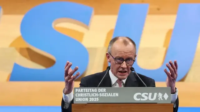 Le chancelier allemand Friedrich Merz gesticule pendant son discours lors du congrès du parti Union chrétienne-sociale (CSU) le 13 décembre 2025 à Munich, dans le sud de l'Allemagne. 