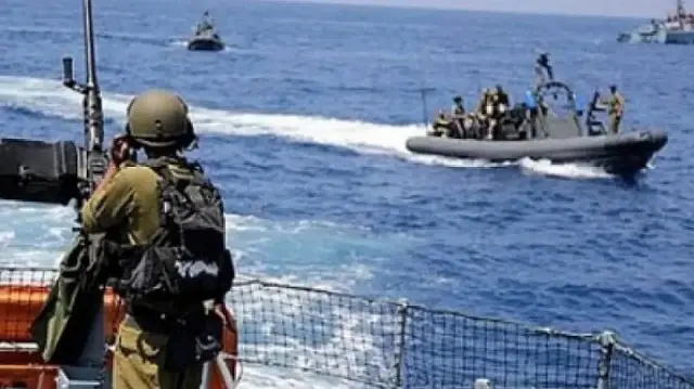 فجرت مركبهما.. قوات الاحتلال تعتقل صيادين فلسطينيين جنوبي غزة