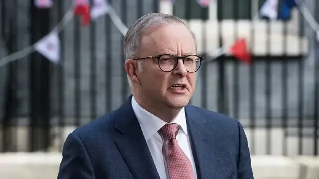 Australian PM condemns 'terrorism' after deadly Sydney beach shooting