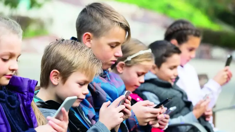 Çocuklar ilk kelimelerini artık ekrandan duyuyor