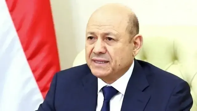 العليمي يؤكد تمسكه بانسحاب "الانتقالي" من حضرموت والمهرة