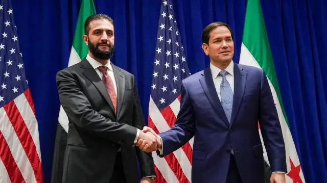 Le secrétaire d'État américain Marco Rubio (à droite) rencontre le président syrien Ahmed al-Sharaa à l'hôtel Lotte New York Palace en marge de l'Assemblée générale des Nations unies à New York, le 22 septembre 2025.