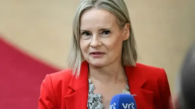 La ministre finlandaise des Finances, Riikka Purra, s'adresse à la presse à son arrivée à une réunion avec les ministres des Finances de la zone euro pour élire le nouveau président de l'Eurogroupe et discuter de la situation budgétaire globale et des perspectives de la zone euro, à la Commission européenne, à Bruxelles, le 11 décembre 2025.