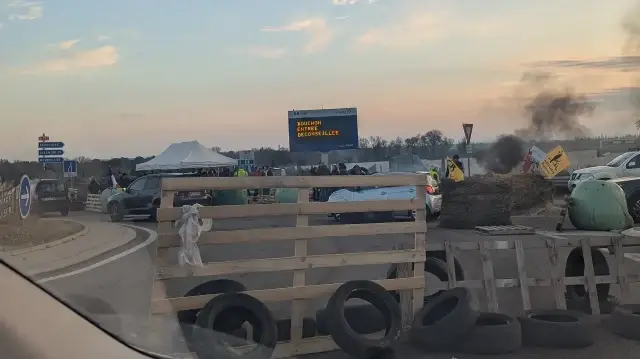 France/Crise agricole: des éleveurs procèdent à des blocages routiers contre l’abattage des troupeaux
