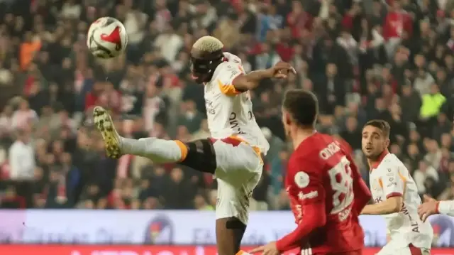 Le footballeur nigérian de Galatasaray, Victor Osimhen, a inscrit un doublé en Süper Lig lors du match face à Antalyaspor, le 13 décembre 2025. Déjà auteur de six réalisations en Ligue des champions, Osimhen porte ainsi son total de buts à 12 cette saison.