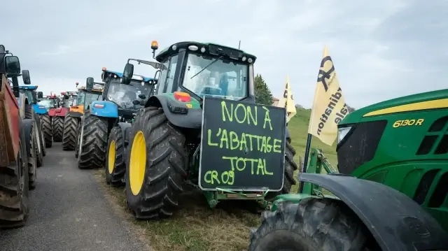 À Toulouse, des agriculteurs bloquent des routes avec leurs tracteurs depuis plusieurs jours, brandissant des banderoles en signe de protestation.