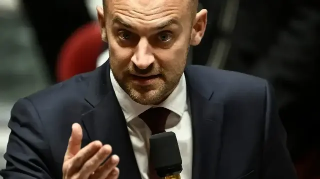 Le ministre français des Affaires étrangères, Jean-Noël Barrot, répond lors d'une séance de questions au gouvernement à l'Assemblée nationale, la chambre basse du Parlement français, à Paris, le 10 décembre 2025.