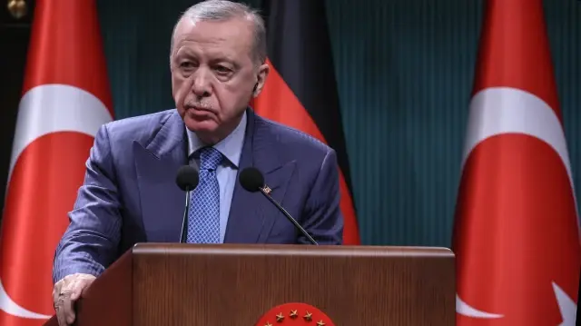 Le président turc Recep Tayyip Erdogan participe à une conférence de presse conjointe avec la chancelière allemande au complexe présidentiel d'Ankara, le 30 octobre 2025.