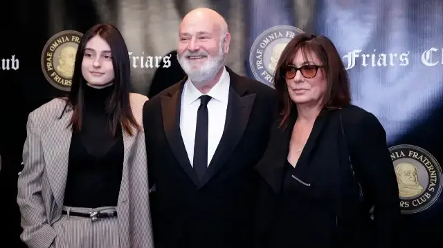 L'acteur Rob Reiner (au centre), son épouse, l'actrice Michele Reiner (à droite), et leur fille Rony Reiner assistent à la cérémonie de remise des Friars Club Entertainment Icon Awards au Ziegfeld Ballroom, le 12 novembre 2018, à New York.