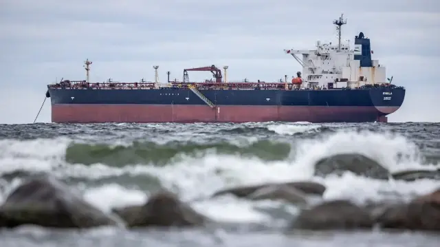 Евросоюз усилил давление на морские перевозки российской нефти.