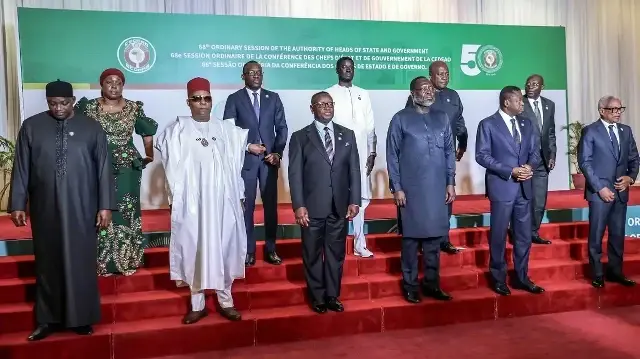Le président de la Gambie, Adama Barrow, la ministre des Affaires étrangères du Libéria, Sara Beysolow Nyanti, le vice-président du Nigeria, Kashim Shettima, le ministre des Affaires étrangères du Bénin, Olushegun Adjadi Bakari, le président de la Sierra Leone, Julius Maada Bio, le président du Sénégal, Bassirou Diomaye Faye, le président de la Commission de la CEDEAO, Omar Touray, le président du Ghana, John Dramani Mahama, le président de la République togolaise Faure Gnassingbé, le vice-président de la Côte d'Ivoire Tiemoko Meyliet Kone et le président du Cap-Vert José Maria Neves posent pour une photo de groupe lors de la 68e session ordinaire de la Conférence des chefs d'État et de gouvernement de la Communauté économique des États de l'Afrique de l'Ouest (CEDEAO) à la villa présidentielle d'Abuja, le 14 décembre 2025.