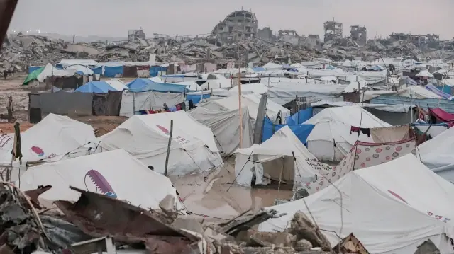 Des abris sous forme de tentes hébergeant des Palestiniens déplacés à l'intérieur du pays s'étendent dans un campement par temps pluvieux au port de Gaza, à l'ouest de la ville de Gaza, le 12 décembre 2025.