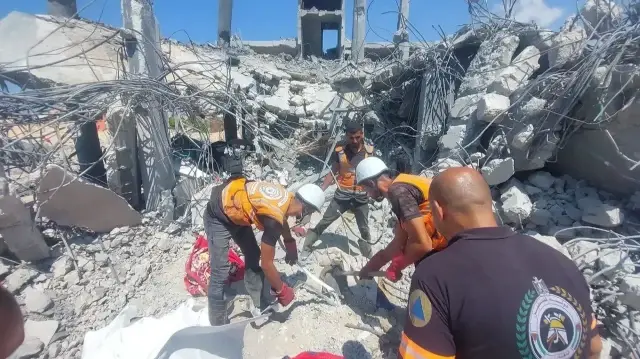 الدفاع المدني بغزة يبدأ عمليات منظمة للبحث عن جثامين المفقودين تحت الأنقاض