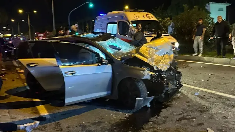 Motosiklet hızla gelen otomobille çarpıştı: Ölü ve yaralılar var