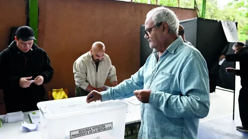 Aşırı sağdaki diğer adayların elenmesiyle birlikte, bu oyların büyük kısmının Kast'a kayması ve aşırı sağcı liderin yüzde 50 barajını aşarak başkanlık koltuğuna oturması öngörülüyor.