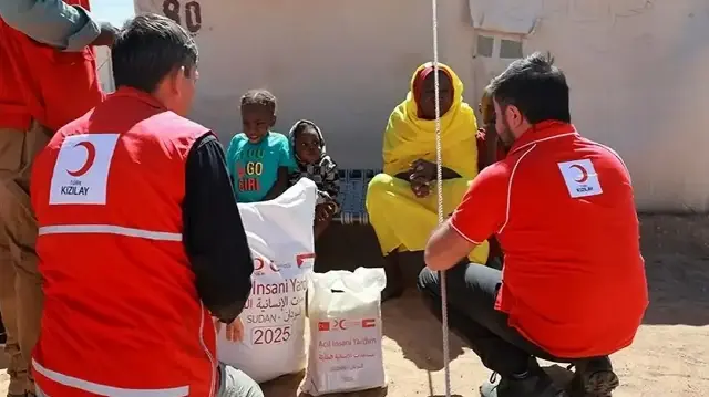 الهلال الأحمر التركي يغيث السودان بـ100 طن مساعدات إنسانية