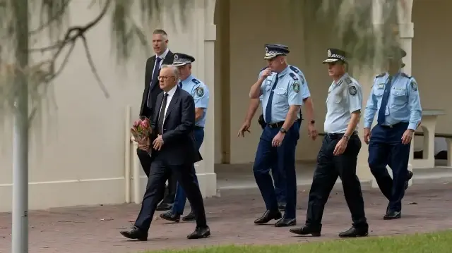 Le Premier ministre australien Anthony Albanese s'apprêtant à déposer des fleurs au Bondi Pavillion, à Bondi Beach, lieu d'une fusillade qui a fait 15 morts.