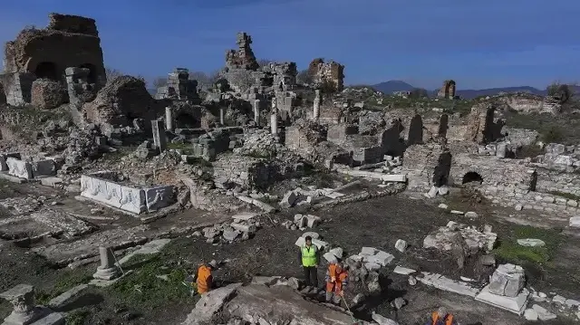 Roman bathtub and statue uncovered in ephesus excavation in Türkiye
