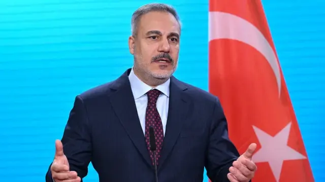 Le ministre turc des Affaires étrangères, Hakan Fidan, s'exprime au ministère fédéral des Affaires étrangères lors d'une conférence de presse conjointe avec le ministre fédéral des Affaires étrangères, Wadephul.