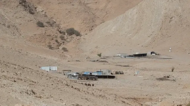 Les vestiges d'un campement démantelé jonchent une colline à Ras Ein Al-Auja, en Cisjordanie, le 28 novembre 2025.