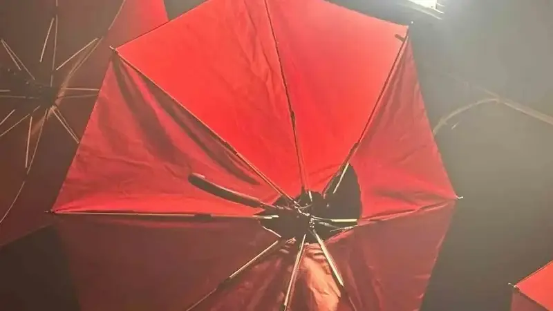 Elektrik kaçağı şemsiyeyi yaktı