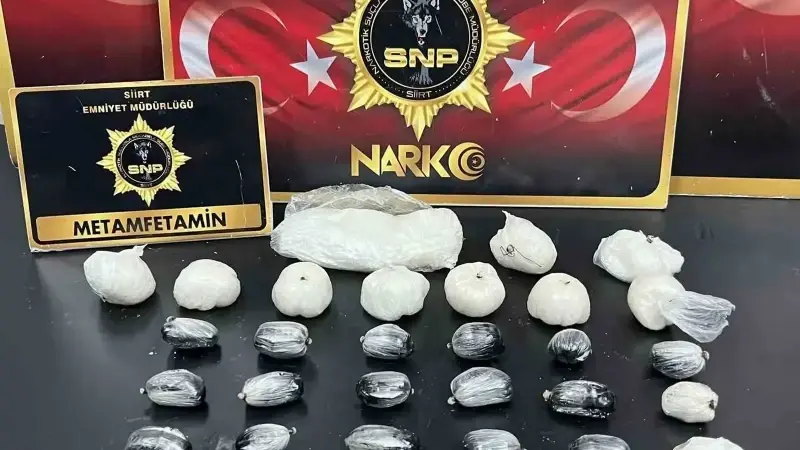 Siirt’te yabancı uyruklu 4 kişinin midesinden 1 kilo uyuşturucu ele geçirildi