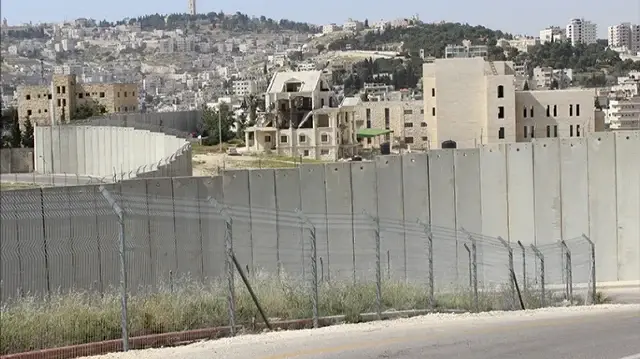 يمنع الماء والغذاء.. مخاوف فلسطينية من جدار إسرائيلي جديد بالضفة.