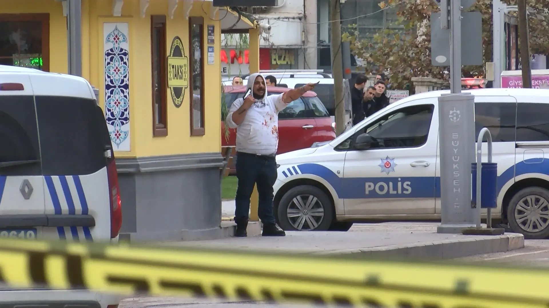 Eskiden çalıştığı taksi durağına giderek kendisini tabanca ve bıçakla yaraladı