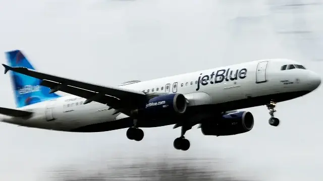 Авиалайнер компании JetBlue чуть не столкнулся с самолетом ВВС США.