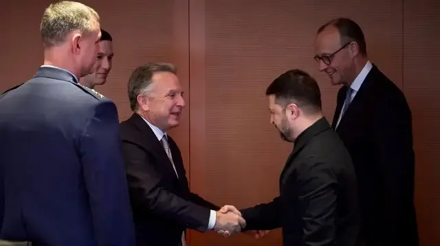 Sur cette photo prise et publiée par le service de presse présidentiel ukrainien le 14 décembre 2025, le chancelier allemand Friedrich Merz (à droite) et le gendre du président américain Donald Trump, Jared Kushner (2e à gauche), réagissent alors que l'envoyé spécial américain Steve Witkoff (au centre) et le président ukrainien Volodymyr Zelensky (2e à droite) se saluent avant une réunion dans une salle de conférence de la Chancellerie à Berlin, dans le contexte de l'invasion russe de l'Ukraine.