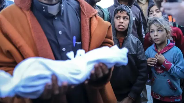 Cette photo prise depuis le sud d'Israël montre des bâtiments détruits dans la bande de Gaza, près de la barrière frontalière, le 29 août 2025.