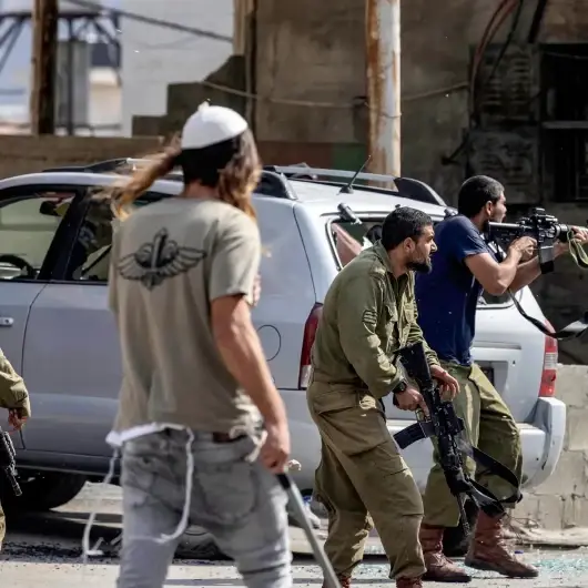 من عائلة واحدة.. إصابة 5 فلسطينيين بهجوم مستوطنين شرقي الضفة