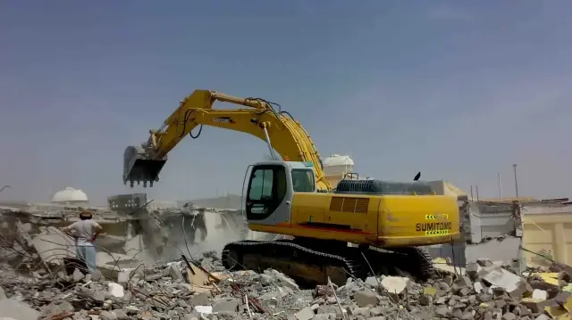 جرافات إسرائيلية تهدم منزلين وصالة مناسبات في القدس ورام الله