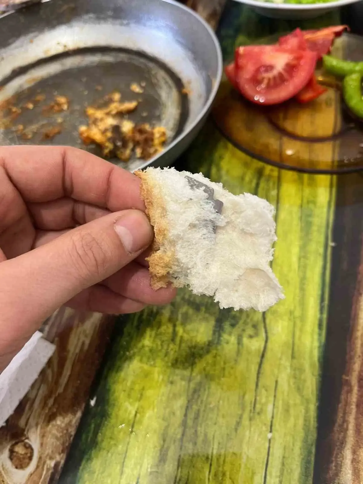 Kahvaltı yaparken ekmeğin içinden jilet çıktı