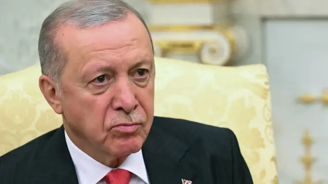 Le président turc Recep Tayyip Erdogan observe pendant une réunion avec le président américain Donald Trump dans le bureau ovale de la Maison Blanche à Washington, DC, le 25 septembre 2025.