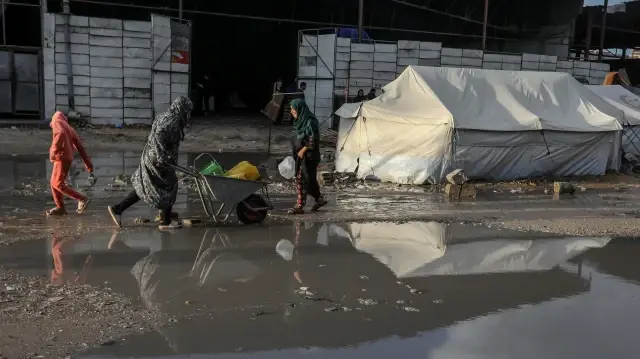 De fortes pluies ont frappé la ville de Khan Younès, dans le sud de la bande de Gaza, inondant les rues et les tentes où vivent des Palestiniens déplacés, le 16 décembre 2025.