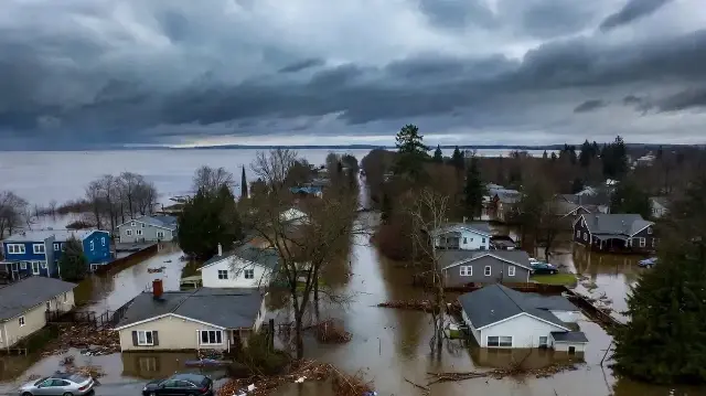 Прорыв дамбы в штате Вашингтон: Под угрозой десятки тысяч человек.