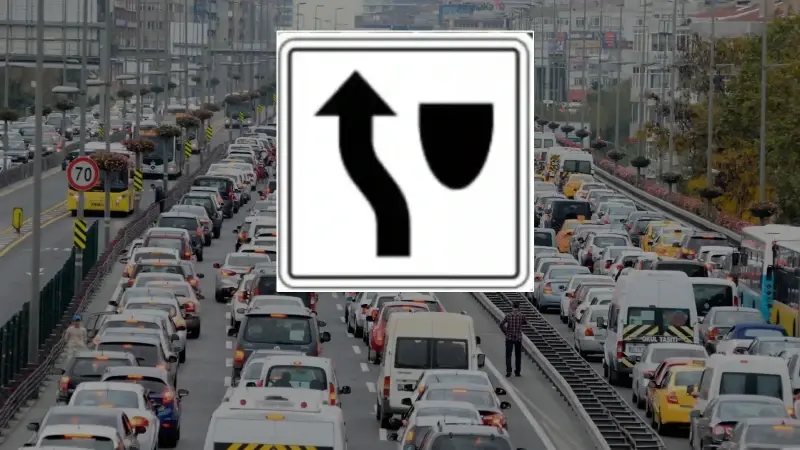 Trafikte anlamını çoğu sürücü bilmiyor: İlk bakışta yön levhası gibi algılansa da anlamı oldukça farklı