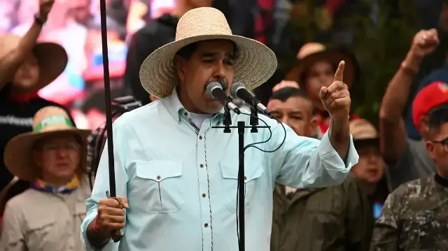 Le président vénézuélien Nicolas Maduro s'exprime en brandissant l'épée du héros de l'indépendance Ezequiel Zamora lors d'un rassemblement organisé pour commémorer l'anniversaire de la bataille de Santa Ines, à Caracas, le 10 décembre 2025.