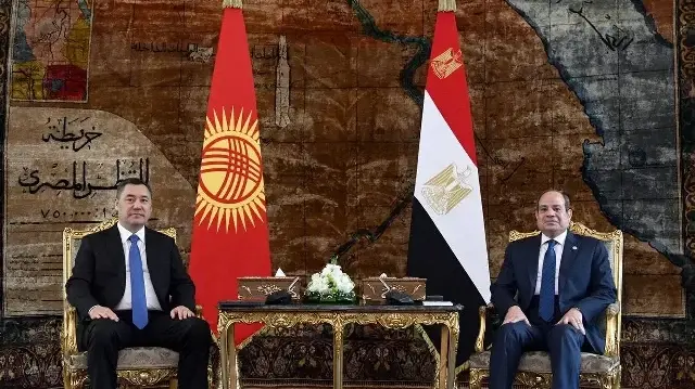 Abdel Fattah Al-Sissi est président de la République arabe d'Égypte et Le président du Kirghizistan, Sadyr Japarov.
