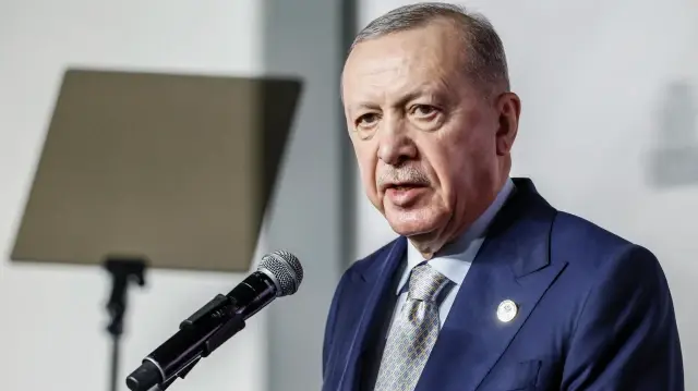 Le président turc Recep Tayyip Erdogan s'exprime lors d'une conférence de presse à l'issue du sommet des dirigeants du G20 au Nasrec Expo Centre de Johannesburg, le 23 novembre 2025.