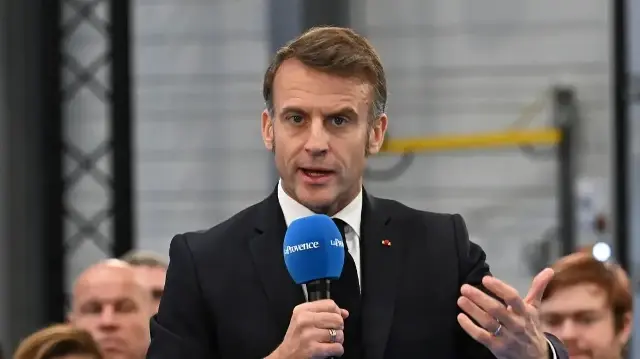 Le président français Emmanuel Macron s'exprime lors d'une rencontre avec des lecteurs du quotidien La Provence dans le cadre de sa visite à Marseille, dans le sud de la France, le 16 décembre 2025.