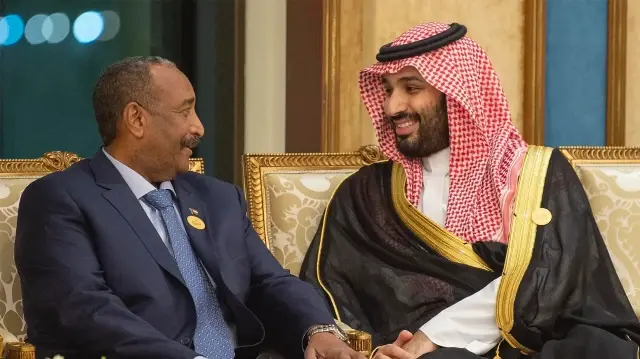 Cette photo diffusée par le palais royal saoudien montre le prince héritier Mohammed ben Salman (à droite) de l'Arabie saoudite en conversation avec le général Abdel Fattah al-Burhan.