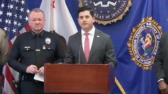 Le procureur fédéral des États-Unis pour le district de Los Angeles, Bill Essayli (c), en conférence de presse, le 15 décembre 2025.