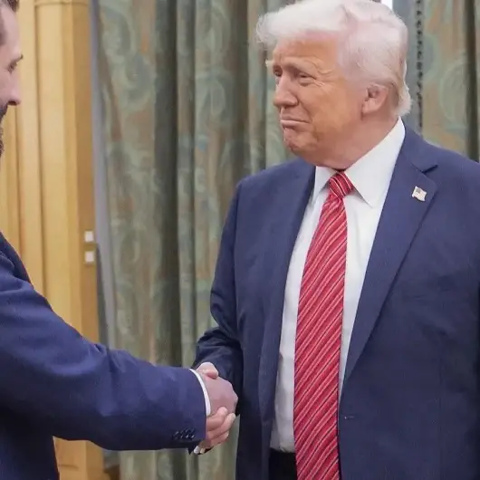 ترامب يصف الشرع بـ الرجل القوي ويستبعد مسؤوليته عن الهجوم بسوريا