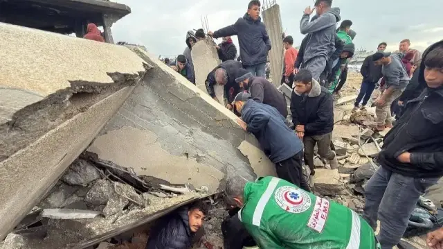 انهدام جزئي لمنزل في غزة جراء استمرار تأثير المنخفض الجوي