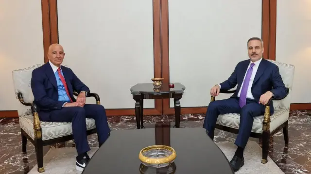 Министр иностранных дел Хакан Фидан и посол США в Турции Том Баррак